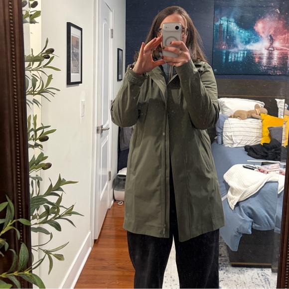 Lululemon Women’s Rain Rebel Jacket Size 12 - Picture 7 of 8